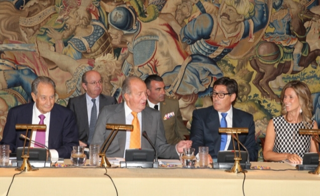 Su Majestad el Rey en la mesa presidencial, junto al presidente de Cotec, Juan-Miguel Villar Mir; el vicepresidente del Patronato de Cotec, Arturo Ali